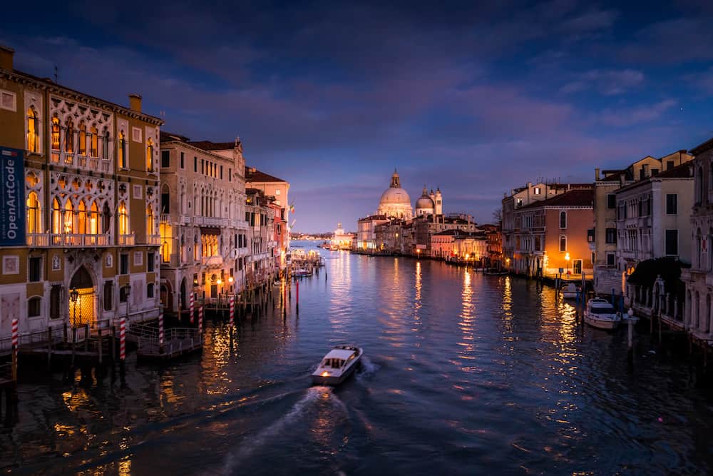 Explore the city from a new perspective. In this tutorial, award-winning landscape photographer and cityscape expert Serge Ramelli shows how to create beautiful photographs of your own city. From start to finish, Serge takes you through his entire workflow,