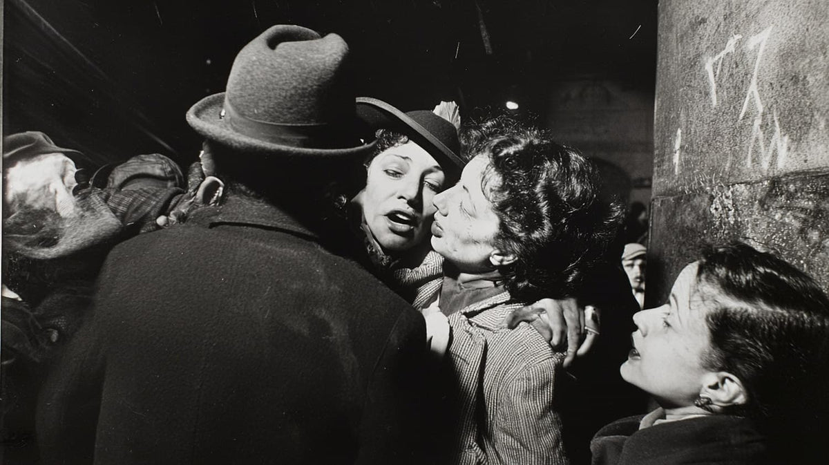 Weegee (Arthur Fellig): Capturing the Grit of New York's Streets - The Iconic Photojournalist's Raw Urban Lens